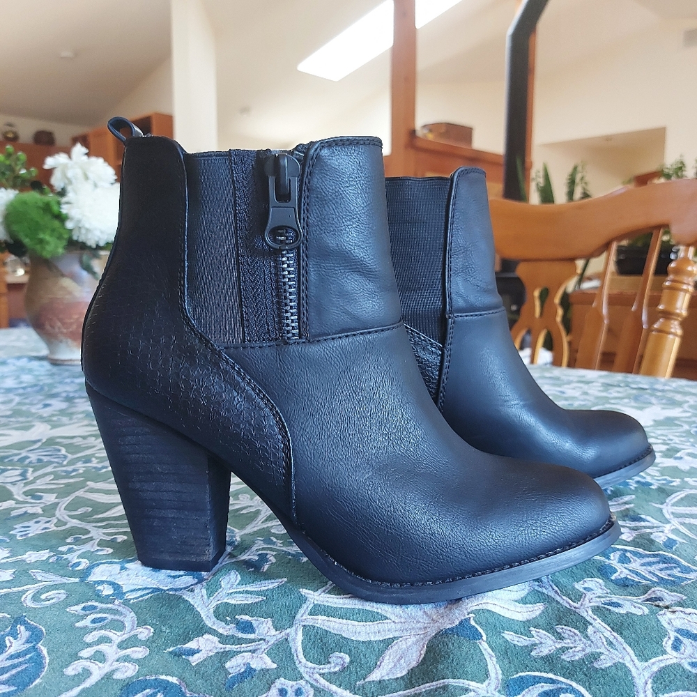 Aldo black ankle heeled boots size 8.5